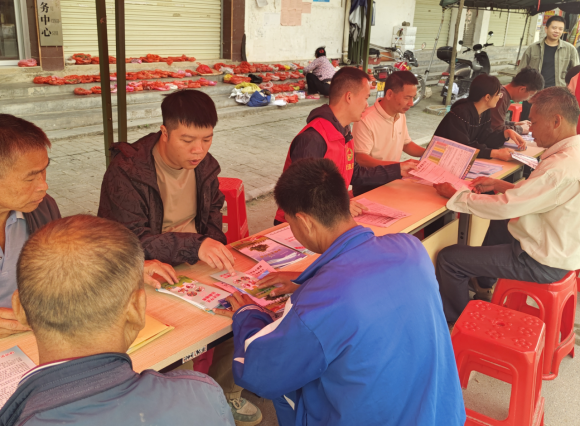 玉林北流市沙垌镇：“平安集市”火热开摊 防邪“礼包”润民心