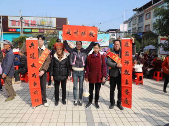 来宾市金秀县大樟乡：春联送福 反邪同行