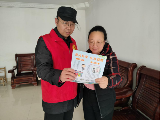 柳州市鱼峰区蟠龙社区：三八慰问暖人心 反邪宣传护安宁