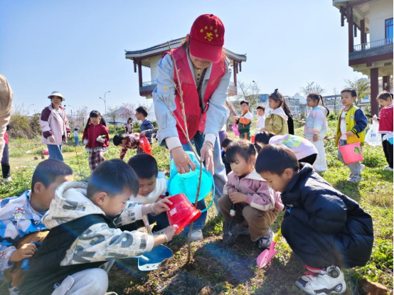 柳州市阳和街道春苑社区：春风植新绿 反邪护成长