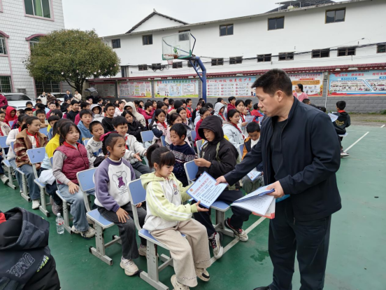 桂林市临桂区茶洞镇：崇尚科学精神 筑牢无邪校园