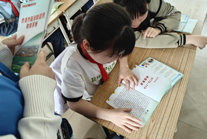 贵港市覃塘区樟木镇开展反邪教宣传进校园活动