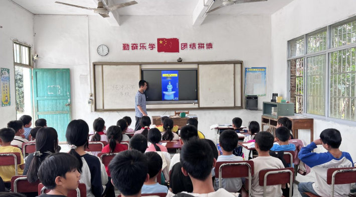 梧州市苍梧县京南镇开展反邪教宣传进校园活动