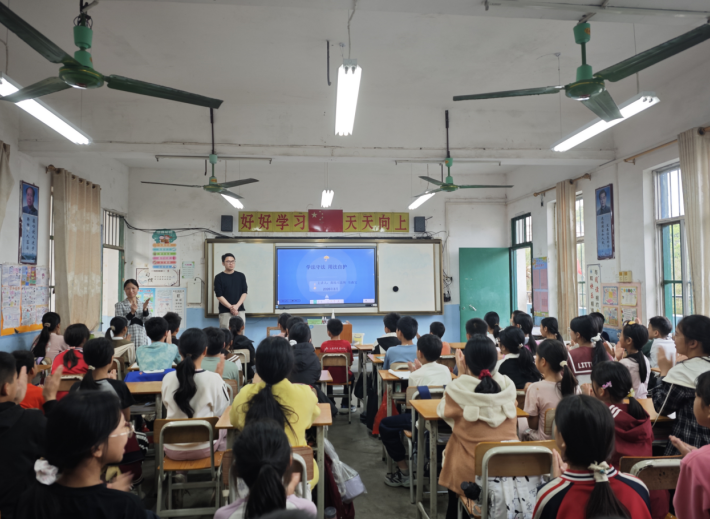 贵港市覃塘区黄练镇开展未成年人保护暨反邪教宣传进校园活动