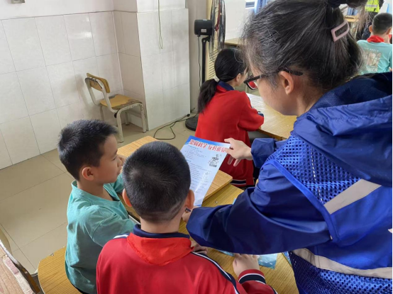 梧州市万秀区角嘴街道：清明前夕筑防线 反邪宣传进校园