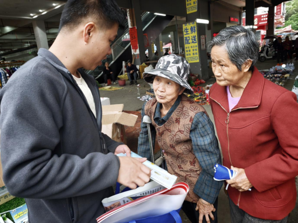 桂林市永福县三皇镇圩日反邪宣传受热捧