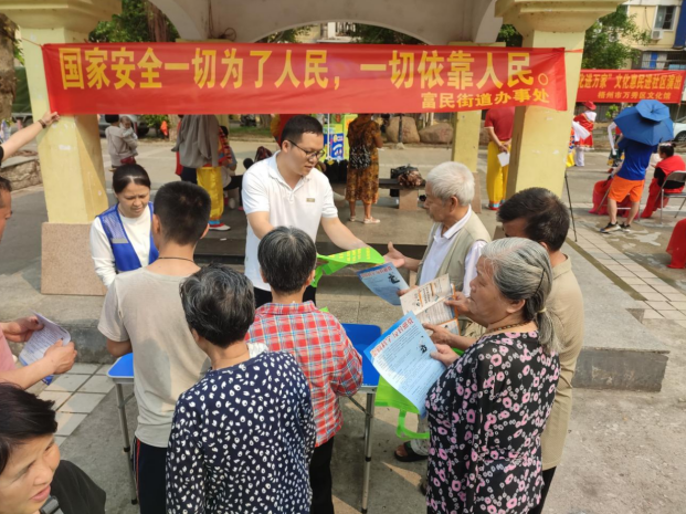梧州市万秀区富民街道摆摊设点守护平安