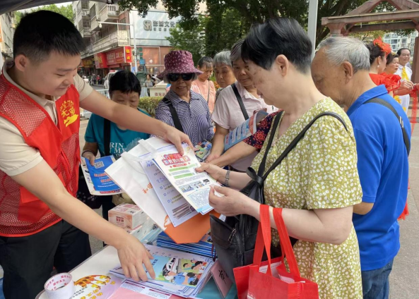 梧州市反邪教协会将反邪教警示教育巧妙融入民族法治宣传大潮