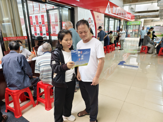 柳州市阳和街道春苑社区：体检暖民心 反邪护平安