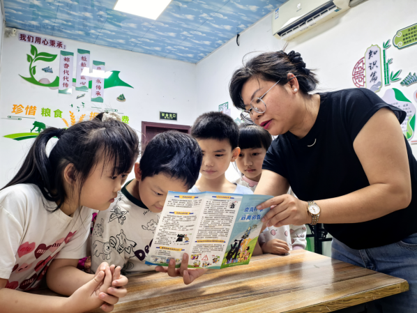 柳州市鱼峰区龙擎苑社区：识邪拒毒护成长 安全教育伴童行