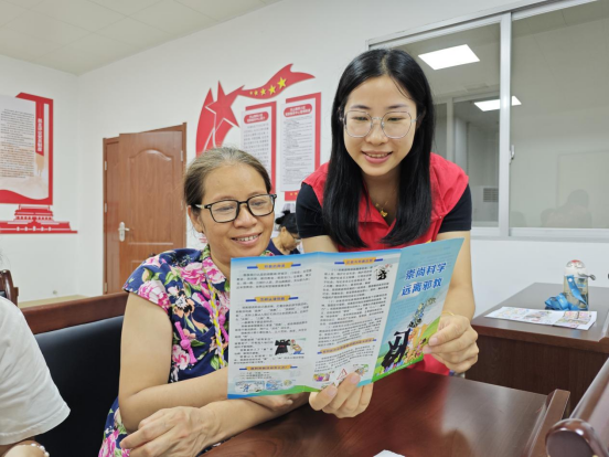 柳州市鱼峰区天湖社区：大手拉小手 共筑反邪墙