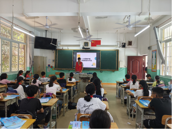 梧州市万秀区夏郢镇借“5·26”铁路护路宣传日开展反邪教进校园活动