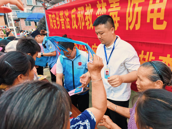桂林市平乐县阳安乡：采摘节里话平安 果香四溢普法忙