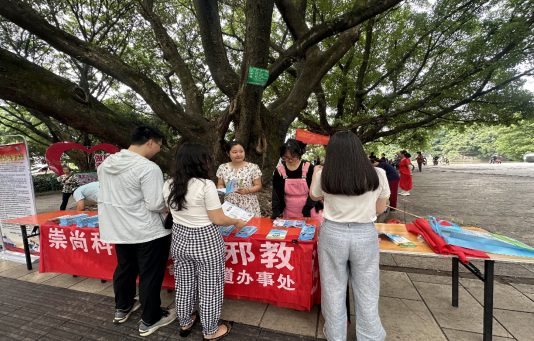 桂林市象山区象山街道开展反邪教主题宣传活动