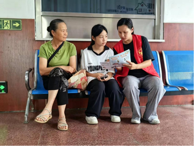 柳州市鹿寨县平山镇：义诊筛查送健康 反邪防毒护家园