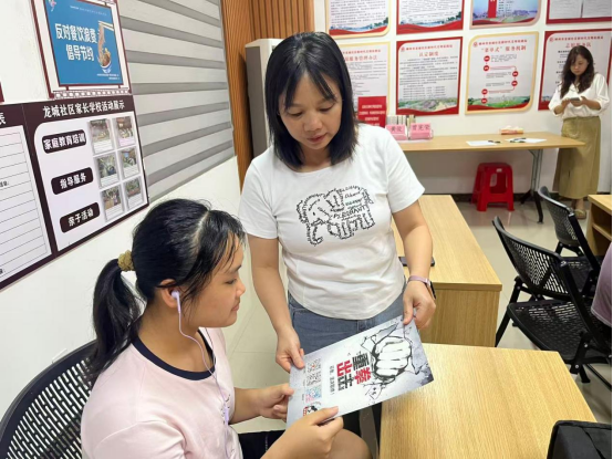 柳州市城中区龙城社区开展反邪教主题宣传活动
