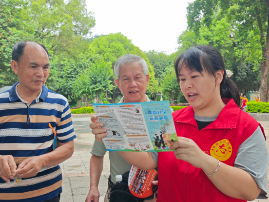 柳州市鱼峰区天湖社区：公园宣讲扬正气 反邪防邪护平安