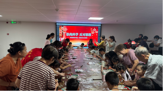柳州市鱼峰区五里亭街道羊角山社区：非遗体验润童心 反邪宣传护成长
