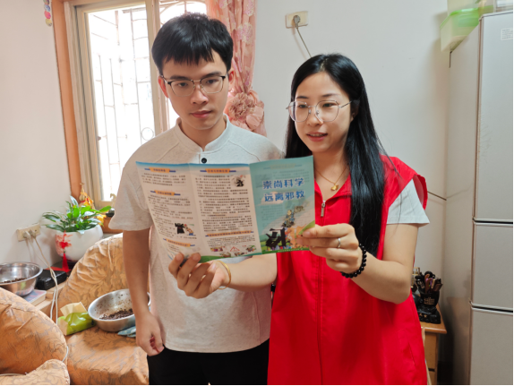 柳州市鱼峰区天湖社区：网格聚力反邪教 入户宣传筑防线