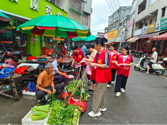 梧州岑溪市水汶镇：烟火集市摆起“平安摊”  禁毒反邪知识“赶大集”