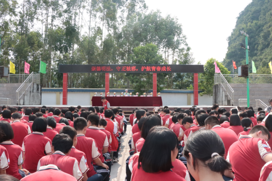 桂林荔浦市杜莫镇杜莫中学：崇德明法反邪教 尊师重教护青春